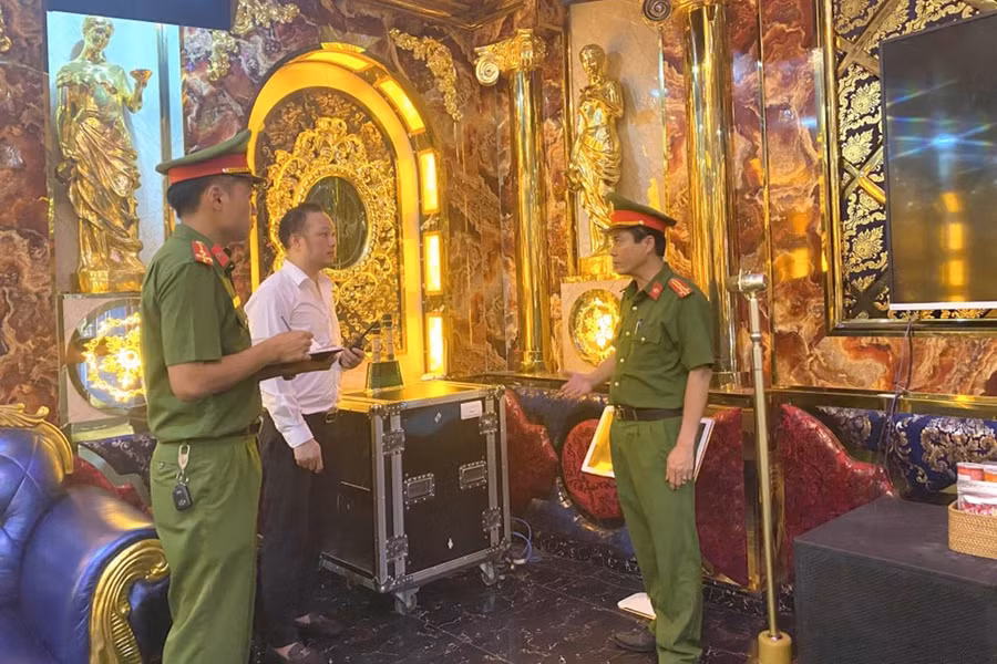 Công an tỉnh Nghệ An kiểm tra một cơ sở karaoke trên địa bàn thành phố Vinh. Công an tỉnh Nghệ An kiểm tra một cơ sở karaoke trên địa bàn thành phố Vinh.