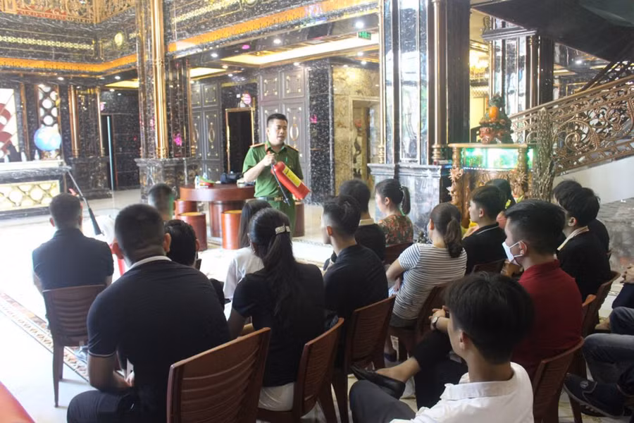 Tập huấn nghiệp vụ PCCC cho những người làm việc tại quán karaoke, vũ trường. Tập huấn nghiệp vụ PCCC cho những người làm việc tại quán karaoke, vũ trường.