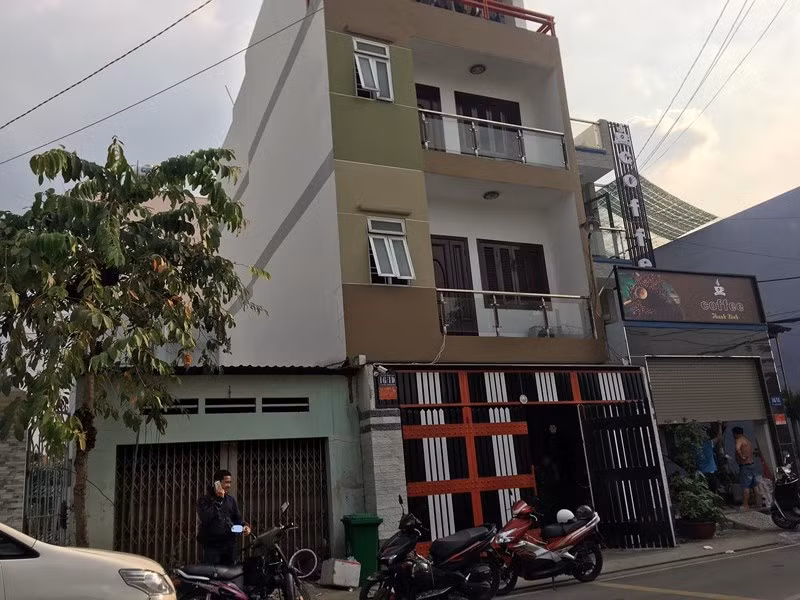 Đang khám xét nhà 