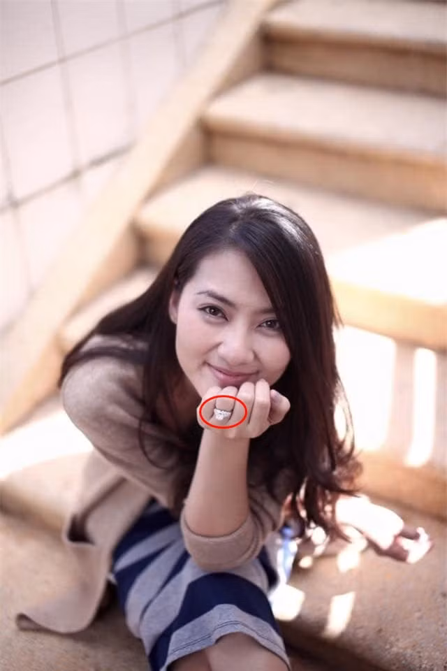 Ngọc Lan liên tục đăng trạng thái buồn hậu ly hôn Thanh Bình nhưng gây chú ý nhất vẫn là hình ảnh trên tay còn đeo nhẫn ở ngón áp út - Ảnh 3.