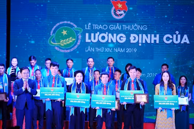 Ban tổ chức đã trao biển vốn tượng trưng cho 5 mô hình sản xuất kinh doanh giỏi. Ban tổ chức đã trao biển vốn tượng trưng cho 5 mô hình sản xuất kinh doanh giỏi.