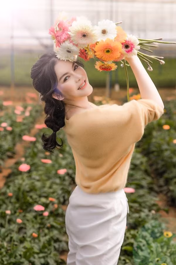 Lý Nhã Kỳ “thả thính” bằng loạt ảnh xinh đẹp như công chúa ảnh 4 roi-xa-showbiz-ly-nha-ky-ngay-cang-tre-trung-xinh-dep-khong-khac-gi-thieu-nu-80896315_1017993708535451_2692961936454189056_o-1576592880-221-width600height900