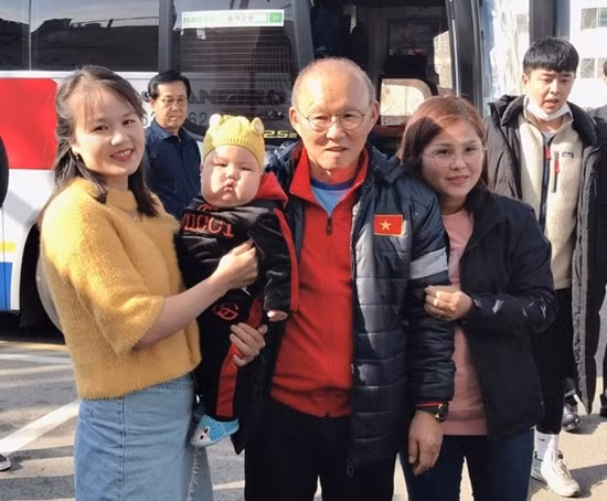 Em bé bụ bẫm được các cầu thủ U23 Việt Nam tranh nhau bế ở sân tập là ai? ảnh 2 q