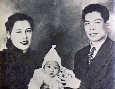 Lý Tiểu Long bên cha mẹ năm 1940. 