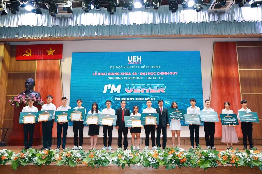 Trao học bổng cho các thí sinh xuất sắc trúng tuyển vào UEH cơ sở TPHCM tại lễ khai giảng
