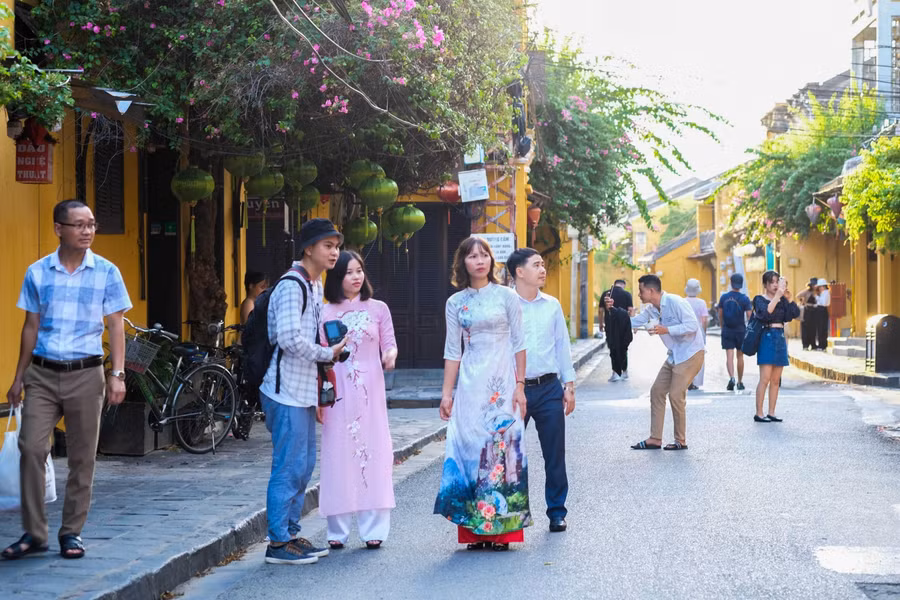 Nhiều du khách đến tham quan Hội An vào chiều 25/9.