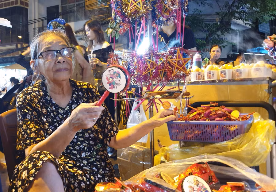 Âm thanh từ những chiếc trống bỏi phát ra làm cho không khí Trung Thu trở nên rộn ràng, nhộn nhịp.