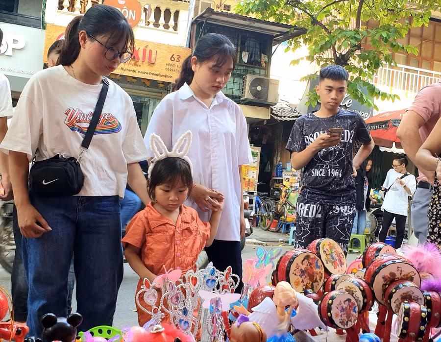 So với năm trước, giá các mặt hàng này hầu như không thay đổi, nhưng các chủng loại đồ chơi thì đa dạng hơn, chủ yếu là hàng Trung Quốc. Màu sắc rực rỡ, có đủ các loại cho mọi lứa tuổi từ 1 tuổi đến 15, 16 tuổi. Các em khó có thể rời bước khỏi các hàng đồ chơi mà không mua một món đồ cho riêng mình.