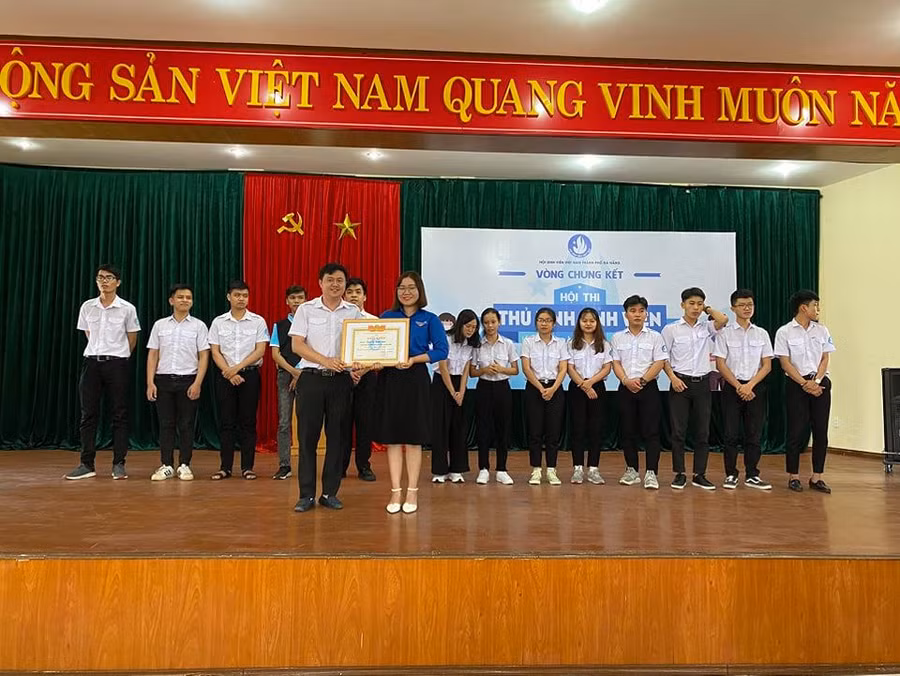 Anh Lê Công Hùng- Phó Chủ tịch Trung ương Hội Sinh viên Việt Nam, Phó Bí thư Thành đoàn, Chủ tịch Hội Sinh viên Việt Nam TP Đà Nẵng, trao giải nhất cho thí sinh Tống Thị Thanh Tuyền.