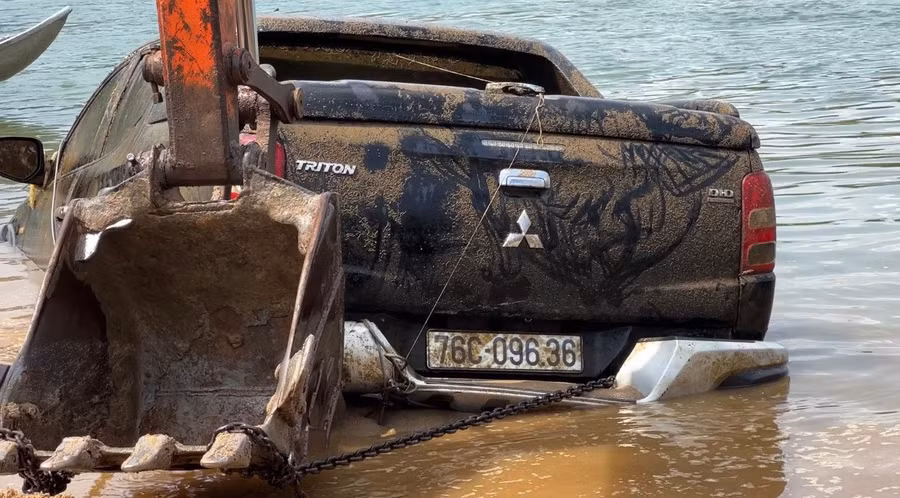 xe của ông T. được trực vớt vào trua 18/6. Ảnh CQCA. xe của ông T. được trực vớt vào trua 18/6. Ảnh CQCA.