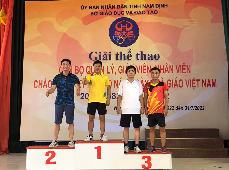 Thầy Nguyễn Văn Cần - Phó Hiệu trưởng Trường Tiểu học Hải Tân giành Huy chương Vàng môn Bóng bàn.