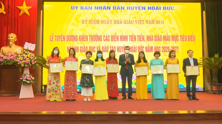 Trường THCS Đông La vinh dự nhận Bằng khen của Bộ GD&ĐT, Danh hiệu “ Tập thể Lao động xuất sắc” của Thành phố Hà Nội