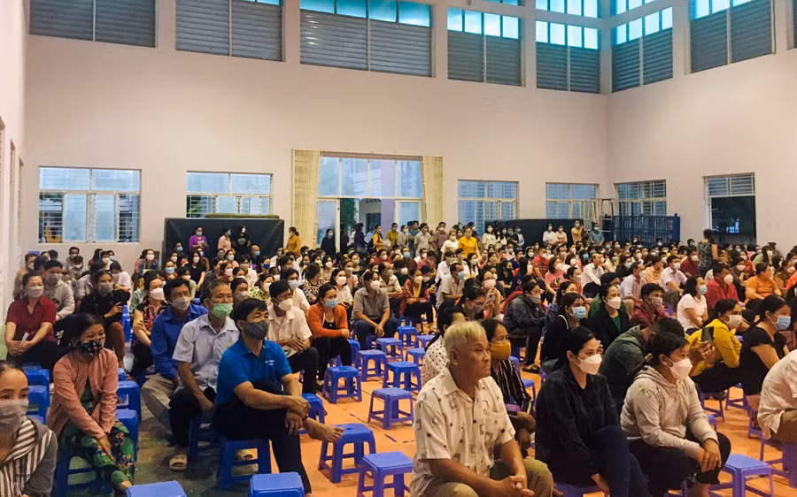 Phụ huynh và học sinh tham dự buổi tư vấn trực tuyến tại điểm cầu trường THPT Nguyễn Việt Dũng, quận Cái Răng (TP Cần Thơ).