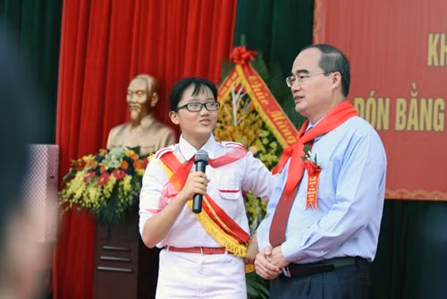 GS.TS Nguyễn Thiện Nhân đeo khăn quàng đỏ, phỏng vấn học sinh trong ngày khai giảng