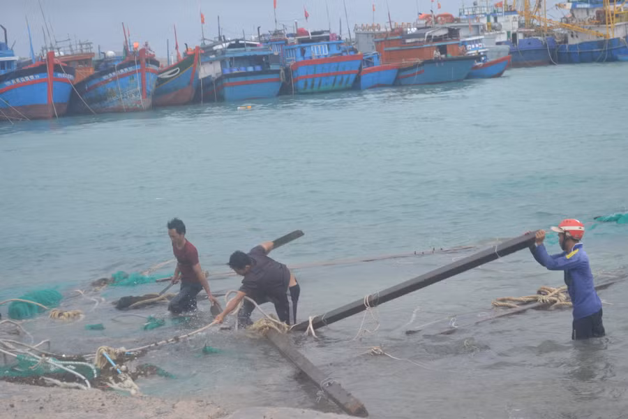 Hàng chục lồng bè nuôi tôm, cá của người dân Lý Sơn tan tành sau bão.