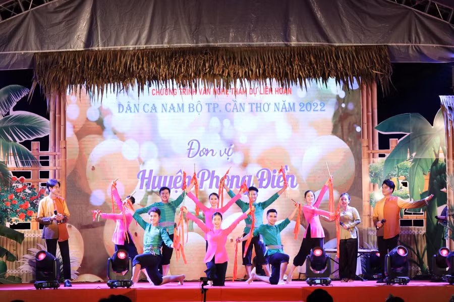 Đơn vị huyện Phong Điền trình diễn tại liên hoan “Dân ca Nam Bộ thành phố Cần Thơ” năm 2022.