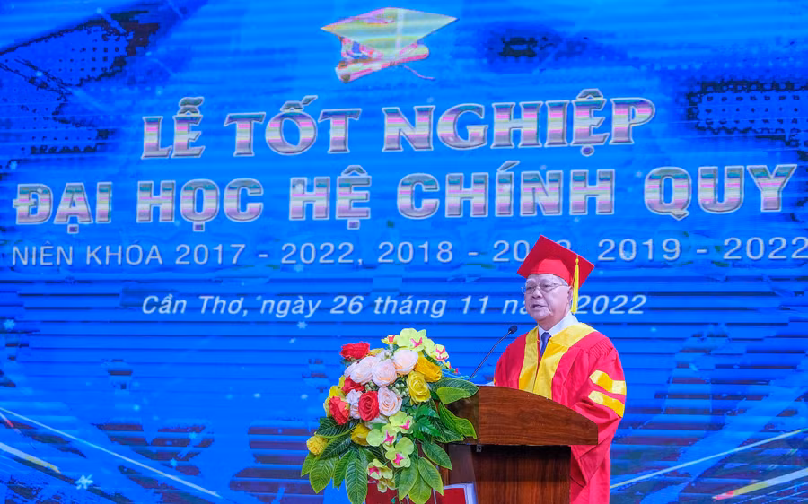 Tiến sĩ Nguyễn Văn Quang, Hiệu trưởng Trường ĐH Nam Cần Thơ phát biểu tại buổi lễ.