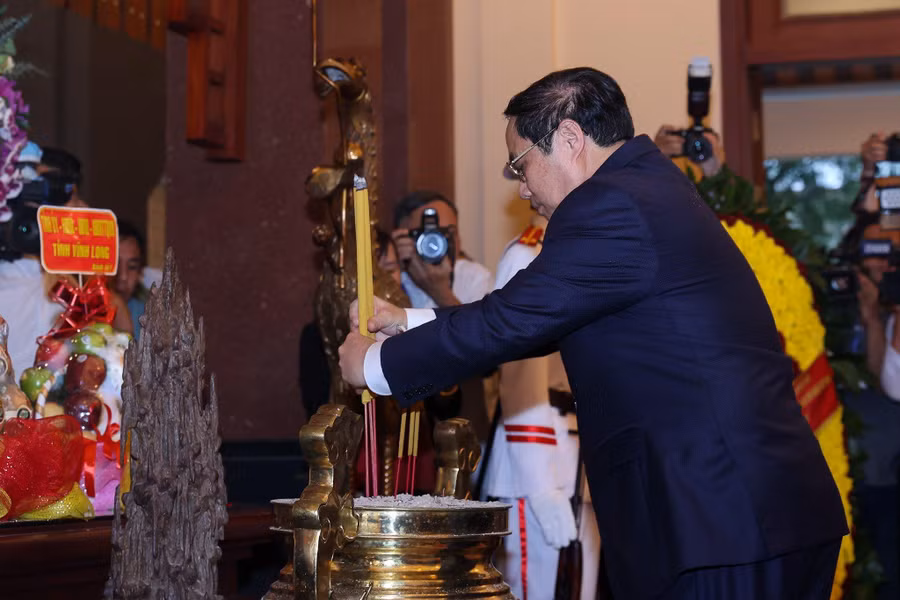 Thủ tướng Chính phủ Phạm Minh Chính dâng hương tưởng niệm cố Thủ tướng Võ Văn Kiệt.
