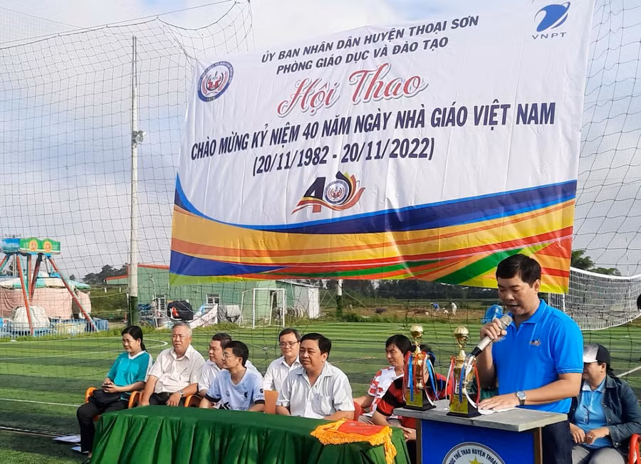 Ông Nguyễn Anh Tuấn, Phó Trưởng phòng GD&amp;ĐT huyện Thoại Sơn (An Giang) phát biểu khai mạc hội thao.