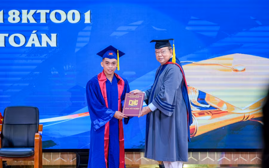 GS.TS. Võ Tòng Xuân trao bằng tốt nghiệp cho sinh viên.