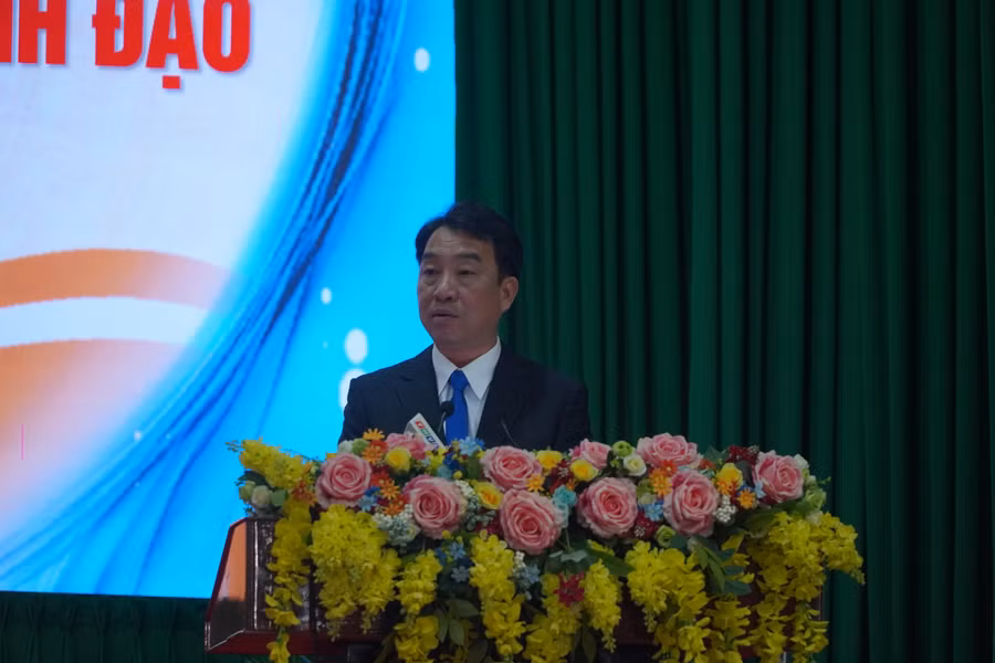 Ông Lữ Quang Ngời, Chủ tịch UBND tỉnh Vĩnh Long phát biểu khai mạc hội nghị. Ông Lữ Quang Ngời, Chủ tịch UBND tỉnh Vĩnh Long phát biểu khai mạc hội nghị.