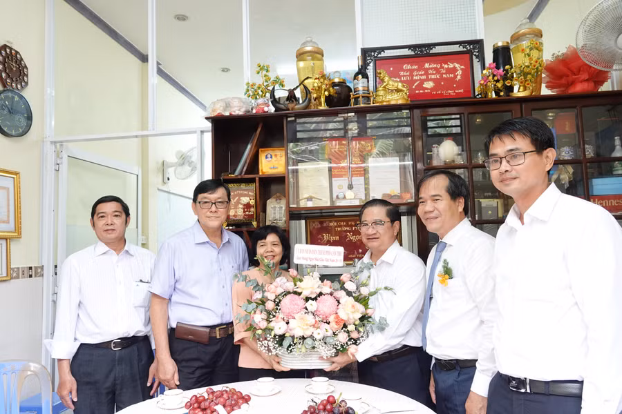Ông Trần Việt Trường (bên phải thứ 3), Chủ tịch UBND TP Cần Thơ đến thăm, chúc mừng các nhà giáo tiêu biểu trên địa bàn thành phố. Ông Trần Việt Trường (bên phải thứ 3), Chủ tịch UBND TP Cần Thơ đến thăm, chúc mừng các nhà giáo tiêu biểu trên địa bàn thành phố.