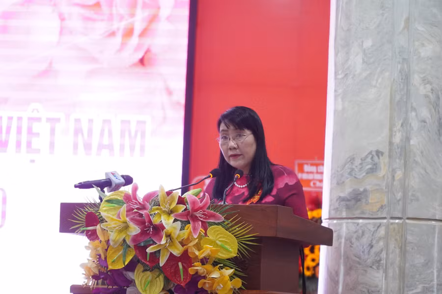 Bà Nguyễn Hoài Thúy Hằng, Giám đốc Sở GD&amp;ĐT tỉnh Hậu Giang ôn lại truyền thống ngành giáo dục.
