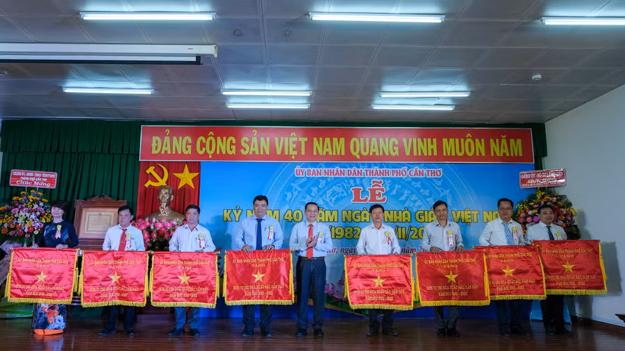 Các tập thể nhận cờ khen UBND TP Cần Thơ.