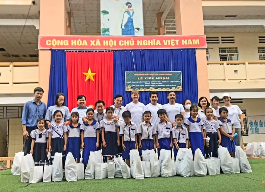 Ban tổ chức trao tặng quà, học bổng cho học sinh khó khăn.