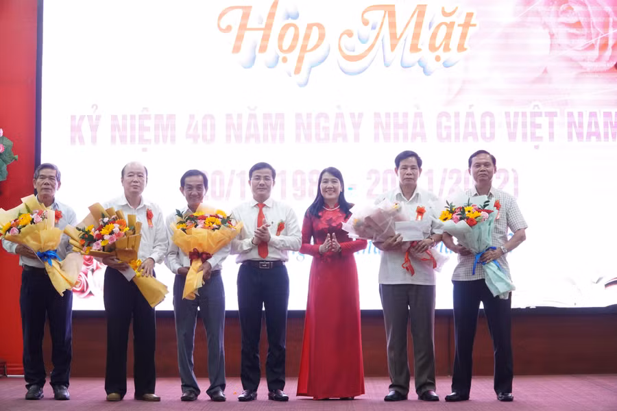 Tặng hoa và quà đến nguyên lãnh đạo tỉnh nghỉ hưu.