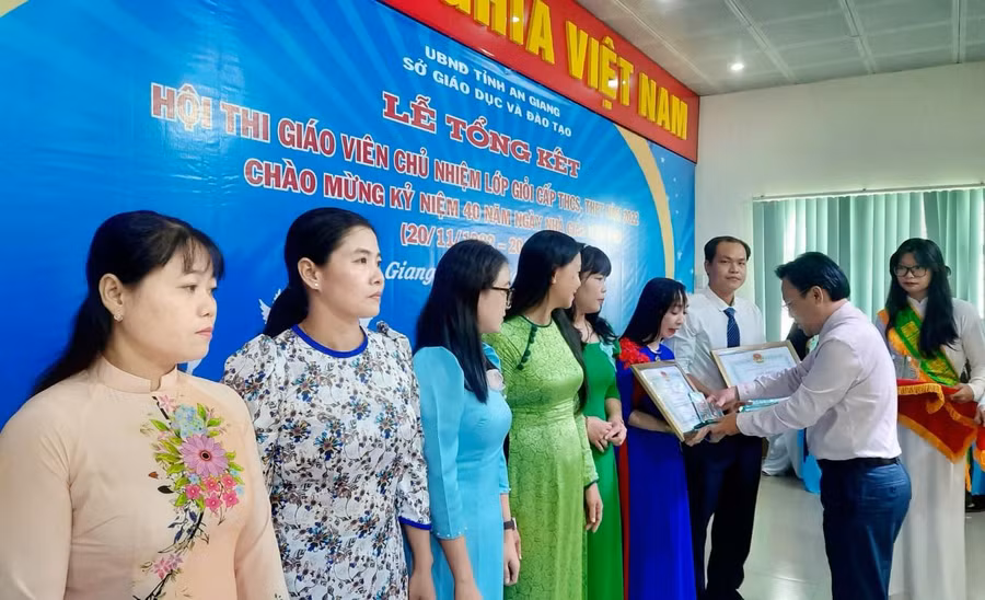 Ông Trần Tuấn Khanh, Phó GĐ Sở GD&ĐT An Giang trao khen thưởng cho những giáo viên đạt giải A trong hội thi. Ông Trần Tuấn Khanh, Phó GĐ Sở GD&ĐT An Giang trao khen thưởng cho những giáo viên đạt giải A trong hội thi.