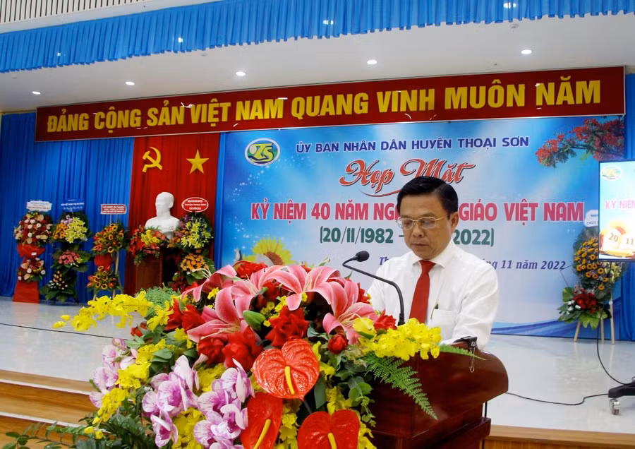 Ông Dương Ngọc Lắm - Phó Bí thư Huyện ủy, Chủ tịch UBND huyện Thoại Sơn phát biểu tại buổi họp mặt.
