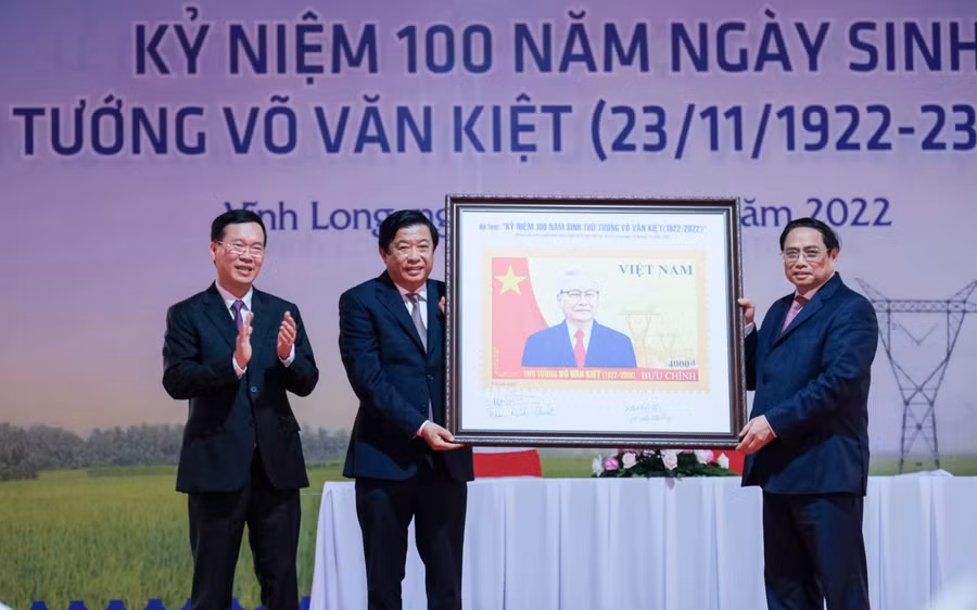 Thủ tướng Phạm Minh Chính cùng Thường trực Ban Bí thư Võ Văn Thưởng trao tượng trưng bộ tem bưu chính đặc biệt cho UBND tỉnh Vĩnh Long.
