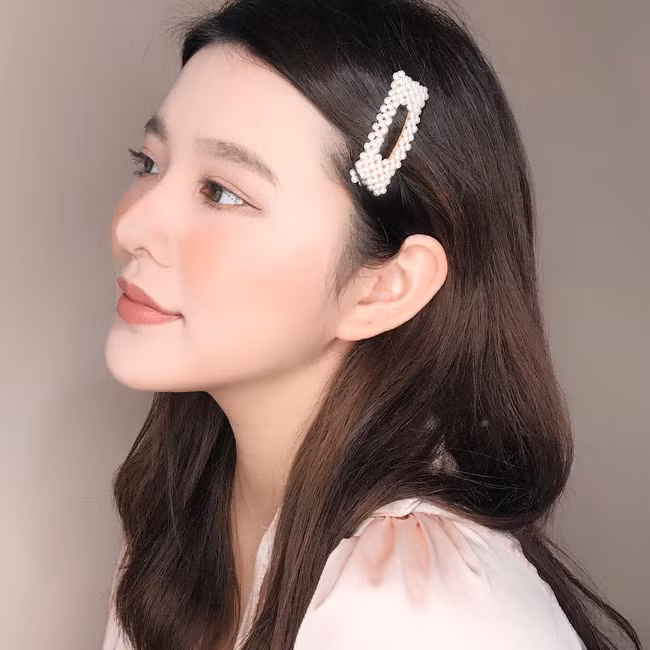Biết là cặp tóc đang hot, nhưng muốn xinh trẻ và không sến với phụ kiện này thì nhất định các nàng phải biết vài tips sau - Ảnh 5. Biết là cặp tóc đang hot, nhưng muốn xinh trẻ và không sến với phụ kiện này thì nhất định các nàng phải biết vài tips sau - Ảnh 5.