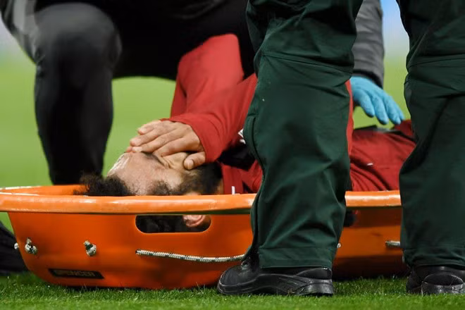 Salah bật khóc trên cáng. Liverpool đang bước vào giai đoạn quan trọng nhất của mùa giải với trận đấu cuối cùng gặp Wolverhampton trên sân nhà vào ngày 12/5 tới để cạnh tranh chức vô địch với Man City