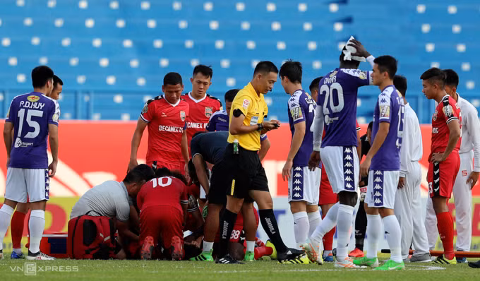 Trọng tài nhanh tay ngăn cầu thủ cắn lưỡi ở V-League