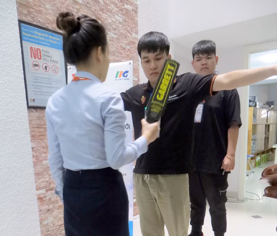 Các thí sinh được kiểm tra an ninh kỹ càng trước khi vào phòng thi