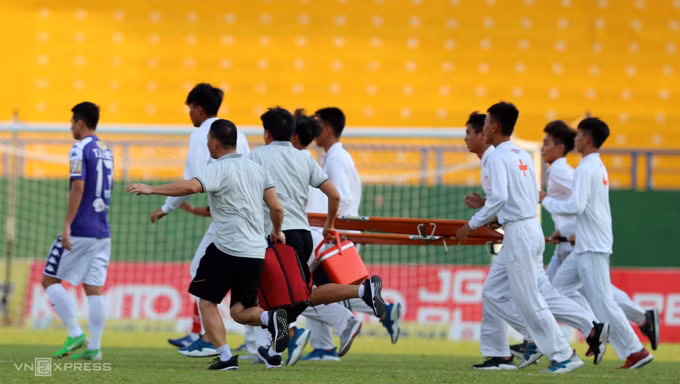 Trọng tài nhanh tay ngăn cầu thủ cắn lưỡi ở V-League