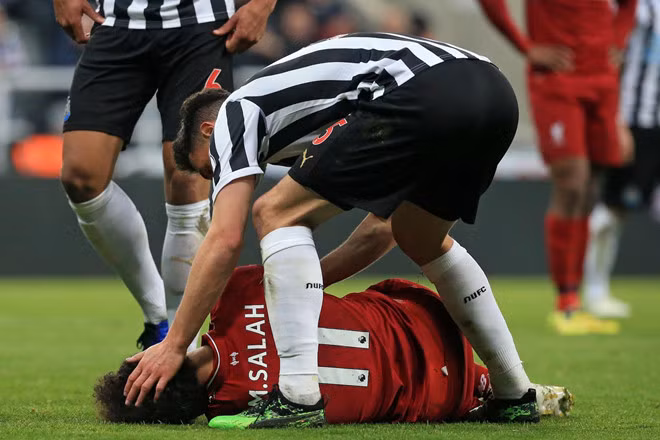 Cầu thủ của cả Newcastle lẫn Liverpool đều nhanh chóng lao tới xem Salah có rơi vào tình trạng bất tỉnh để ngăn cản chuyện tự cắn lưỡi trong vô thức hay không