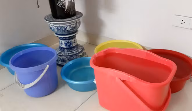 Nắng nóng kỷ lục, người dân chung cư khu Ngoại giao đoàn (Hà Nội) khốn đốn vì thiếu nước sạch