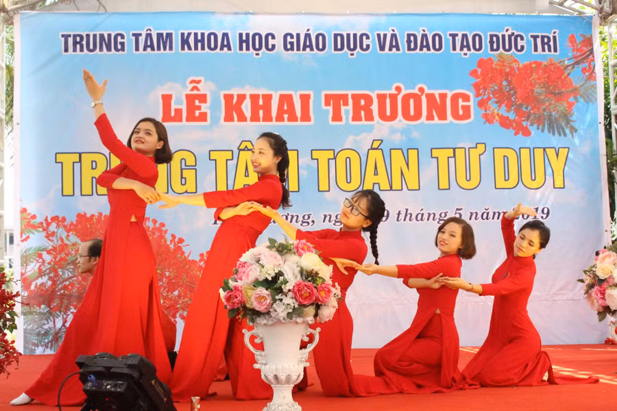Nhiều tiết mục văn nghệ chào mừng khai trương Trung tâm Toán tư duy Nhiều tiết mục văn nghệ chào mừng khai trương Trung tâm Toán tư duy