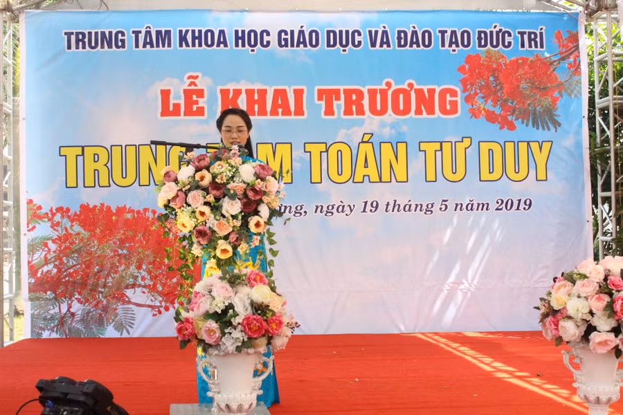 Bà Nguyễn Thanh Lan – Giám đốc Trung tâm Khoa học Giáo dục và Đào tạo Đức Trí phát biểu tại buổi lễ khai trương Trung tâm Toán tư duy. Bà Nguyễn Thanh Lan – Giám đốc Trung tâm Khoa học Giáo dục và Đào tạo Đức Trí phát biểu tại buổi lễ khai trương Trung tâm Toán tư duy.