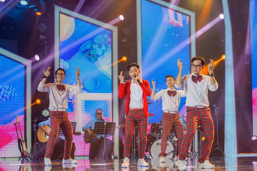 Tấn Bảo mang đến hit “Lớn rồi còn khóc nhè” chữa lành cho những người con xa nhà.