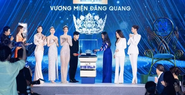 3 chiếc vương miện dành cho top 3 của Miss World Vietnam.