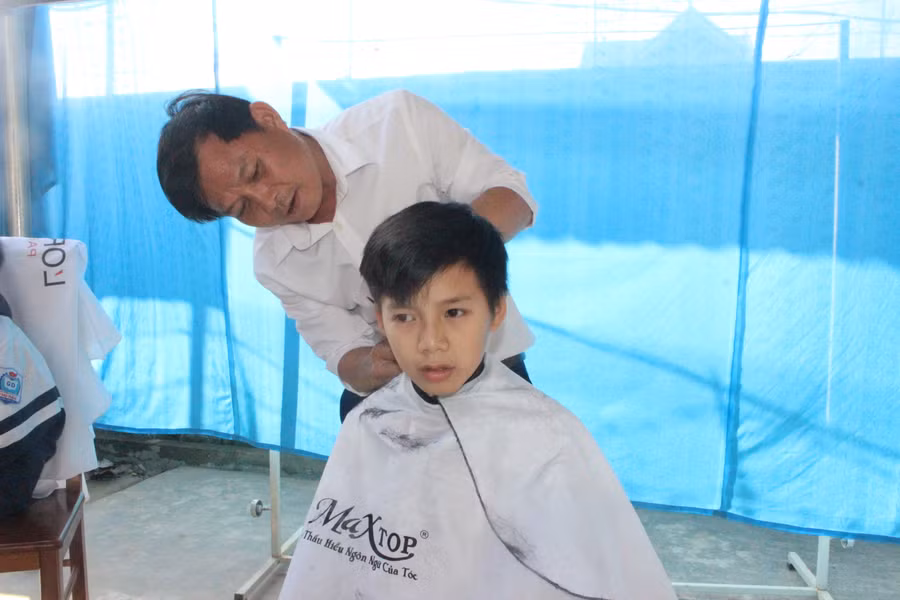“Salon tóc 0 đồng” của các thầy giáo