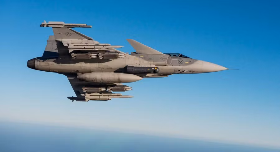 Gripen-C của Thụy Điển trang bị tên lửa không đối không IRIS-T và AIM-120 AMRAAM và bom GBU-39 SDB