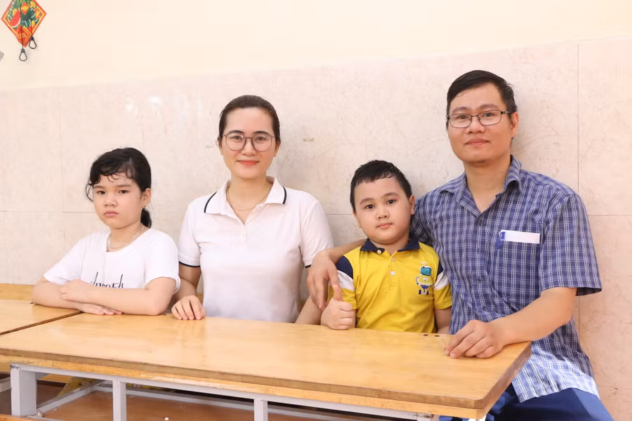 Vợ chồng chị Nguyễn Thị Mai Linh cùng nhau đến trường nộp hồ sơ cho con vào lớp 1. Vợ chồng chị Nguyễn Thị Mai Linh cùng nhau đến trường nộp hồ sơ cho con vào lớp 1.
