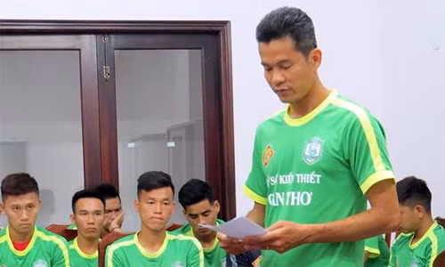 Văn Quân đọc bản tường trình trước toàn đội Cần Thơ sau hành vi sút tung lưới nhà. Anh khẳng định không dính dáng tiêu cực nhưng vẫn chịu nhiều án phạt và bị tước băng đội trưởng.