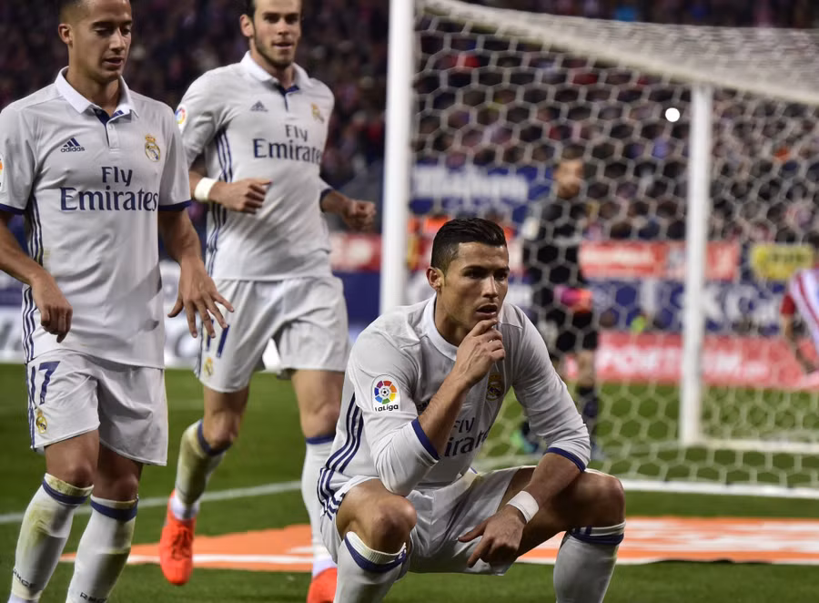 Quang Hải học theo Ronaldo ngồi xổm ăn mừng.
