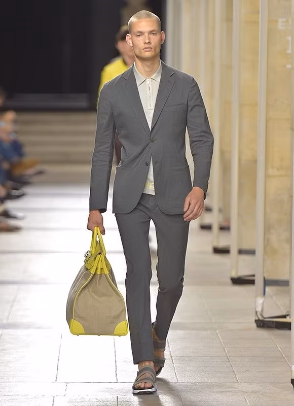 Những chiếc túi oversized trên sàn diễn catwalk của nhà Hermes dành cho phái mạnh